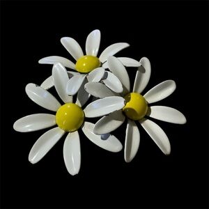 A vintage daisy White and Yellow Daisy flower Brooch pin